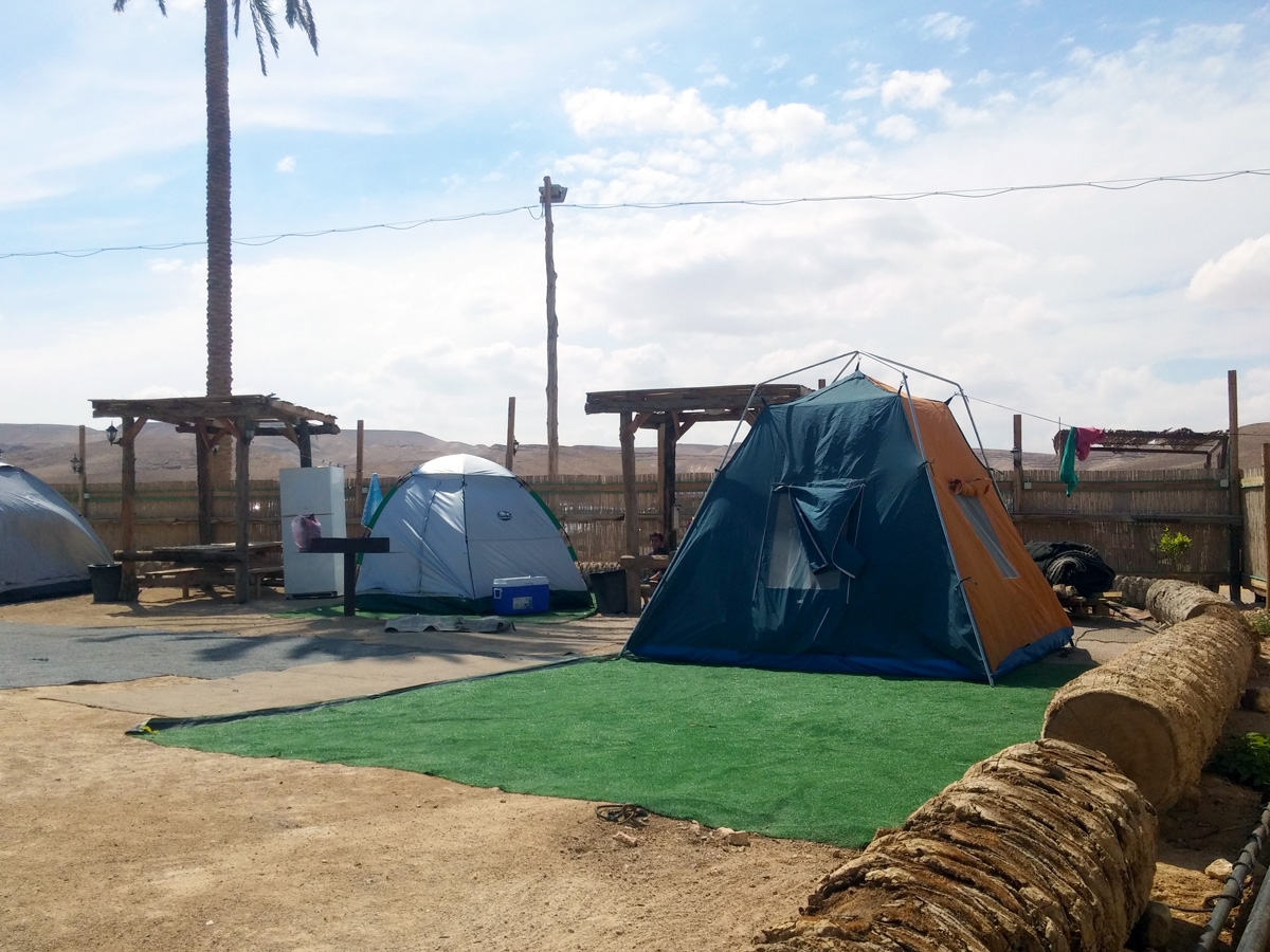 אוהלי קמפינג בכפר הנוקדים